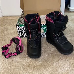 K2 snowboarding boots with Juicy Couture googles